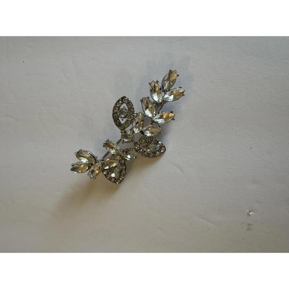 Vintage Floral Brooch with Clear Rhinestones j-151